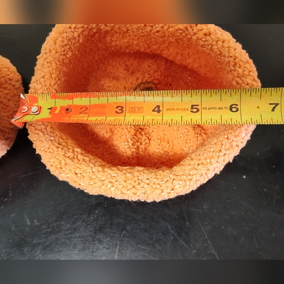 2 hand knitted pumpkin hats for baby/toddler - Picture 6 of 7